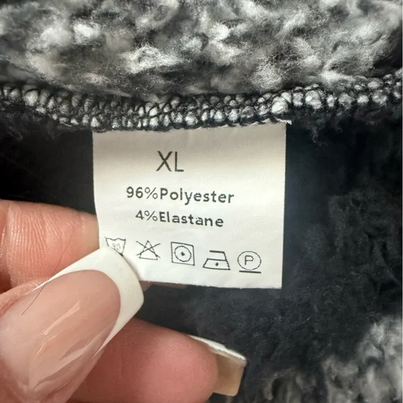 Cozy Black and White Plaid Teddy Jacket. PTP 25 - Picture 6 of 6